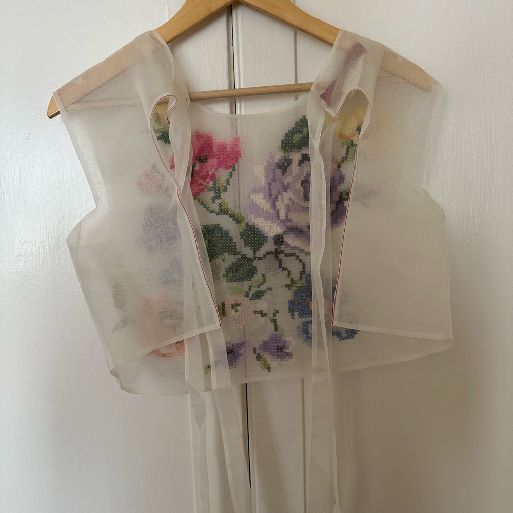 Ode to Odd Daphne bib - Picture 3 of 5